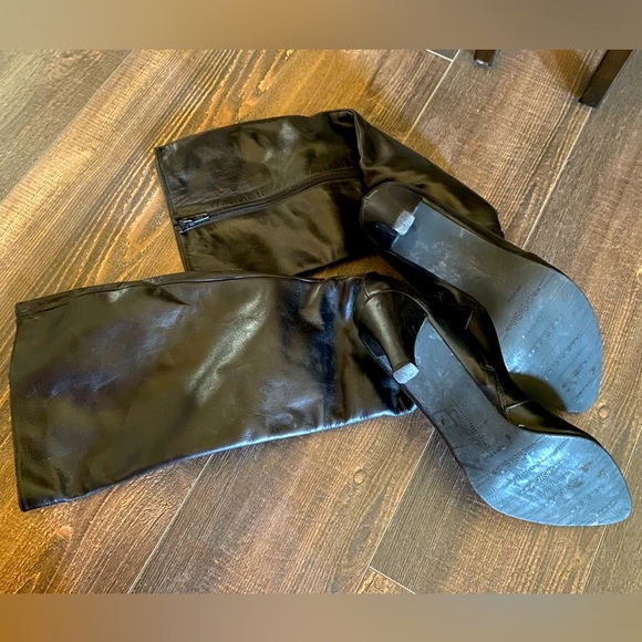 ✨SO COMFY!! Black leather Stuart Weitzman tall zip-up boots- women’s size 9.5 - Picture 4 of 8